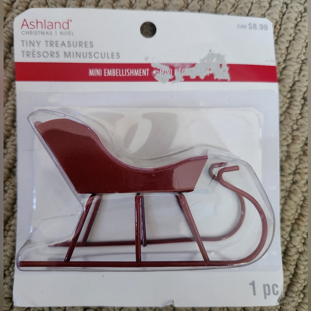 Ashland Mini Red Sleigh Embellishment